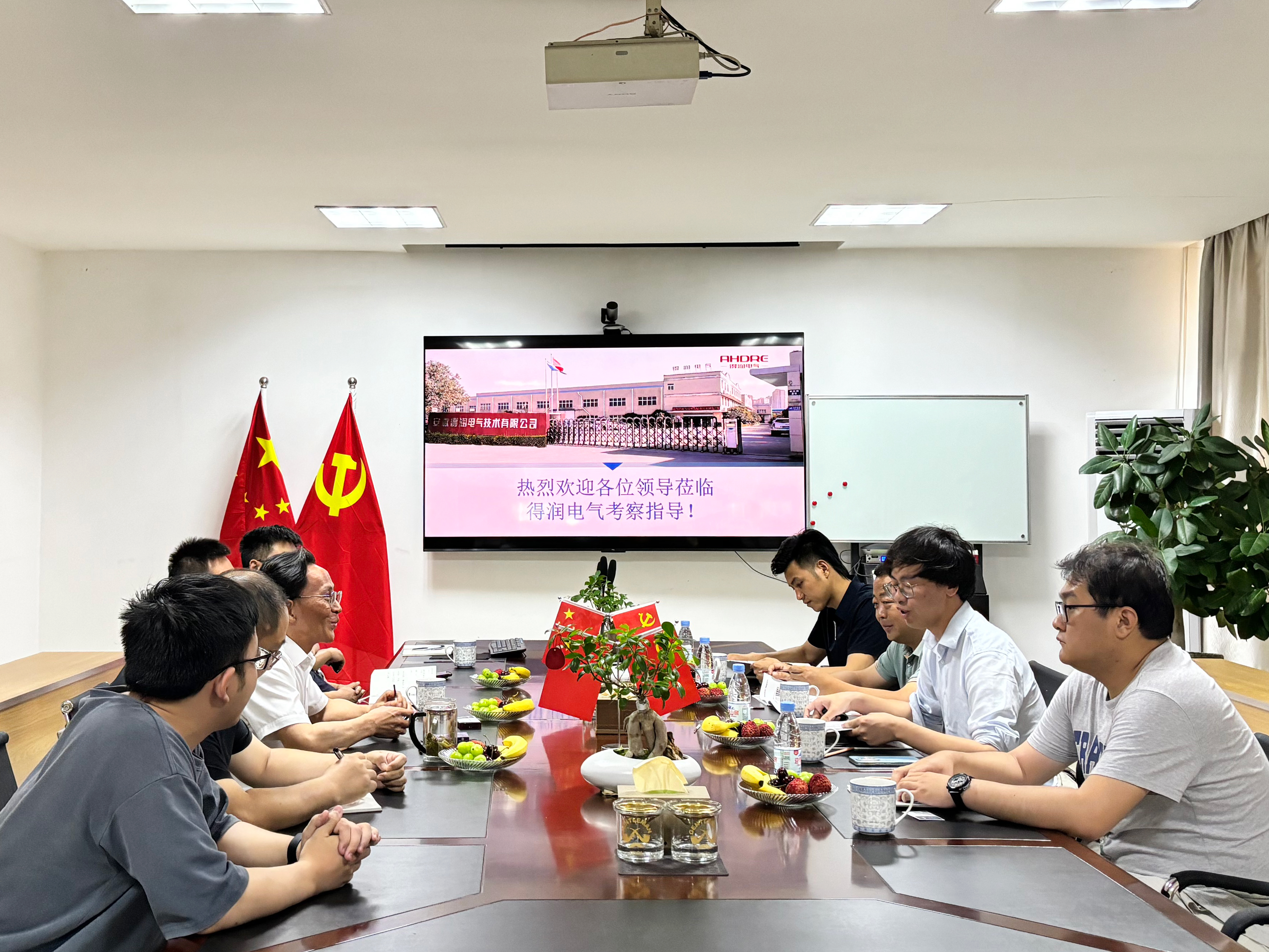 中徽建客戶蒞臨得潤電氣參觀驗貨