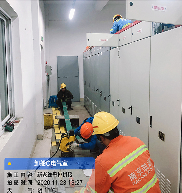 母排拼接現(xiàn)場(chǎng)工作.jpg 母排拼接現(xiàn)場(chǎng)工作.jpg