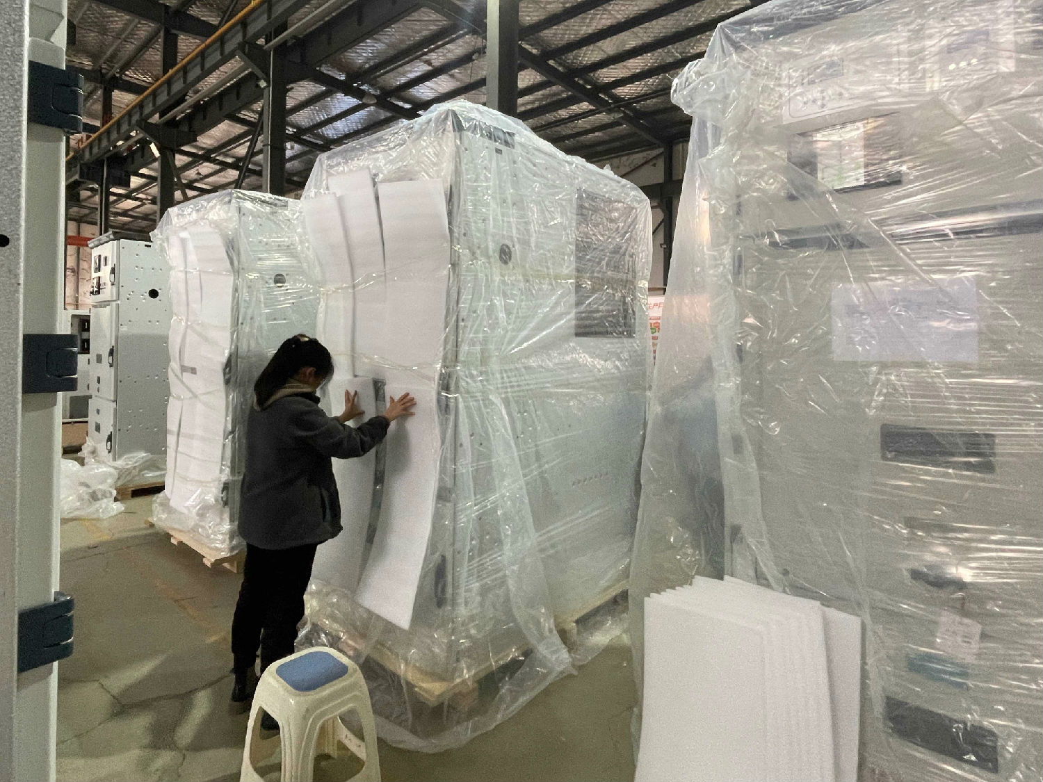 出口中東伊拉克KYN28A高壓開關(guān)柜包裝 出口中東伊拉克KYN28A高壓開關(guān)柜包裝