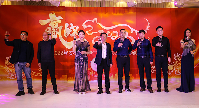 領(lǐng)導(dǎo)敬酒2.jpg 領(lǐng)導(dǎo)敬酒2.jpg