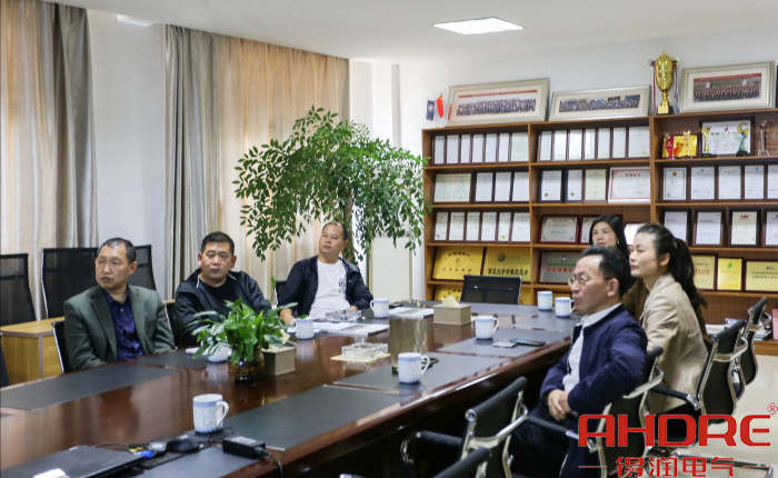 會議中.jpg 會議中.jpg