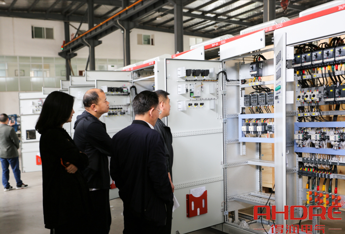 參觀低壓配電柜現(xiàn)場圖 參觀低壓配電柜現(xiàn)場圖
