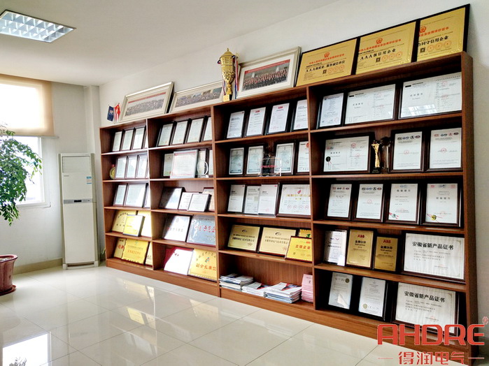 資質(zhì)榮譽(yù)展柜.jpg 資質(zhì)榮譽(yù)展柜.jpg