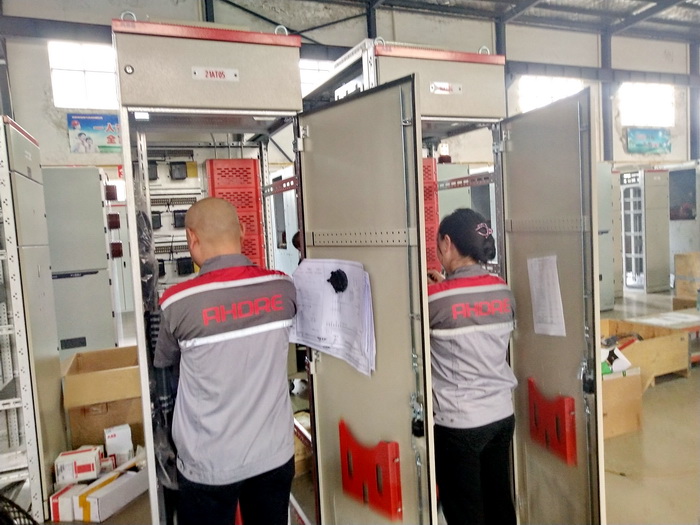 默默工作中的背影 默默工作中的背影