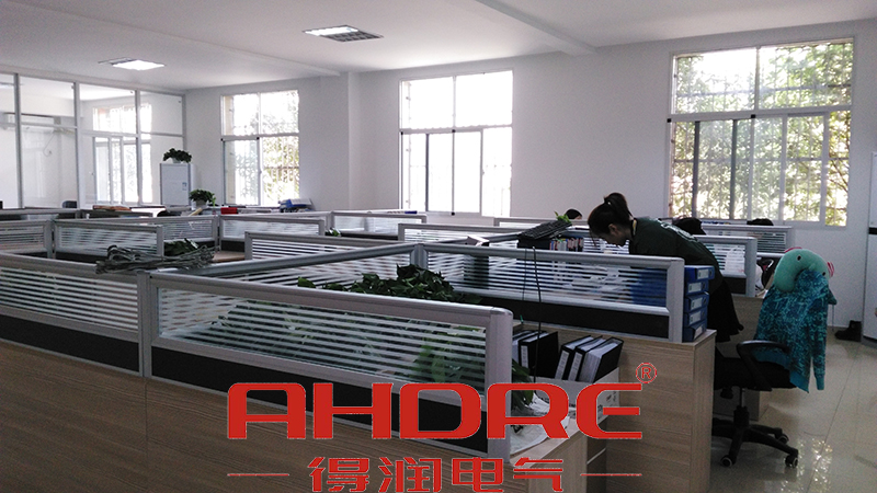 得潤(rùn)電氣 高壓開(kāi)關(guān)柜生產(chǎn)廠家 咨詢熱線:4000551777 QQ:3176885416. 得潤(rùn)電氣 高壓開(kāi)關(guān)柜生產(chǎn)廠家 咨詢熱線:4000551777 QQ:3176885416.