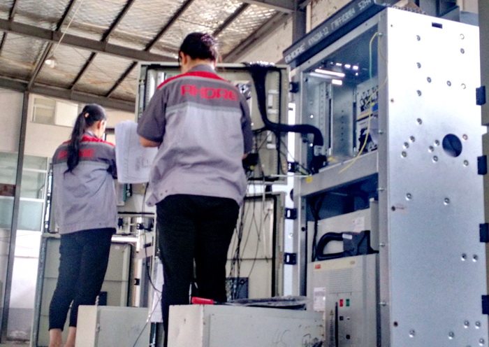 正在接線的二次女同胞們 正在接線的二次女同胞們