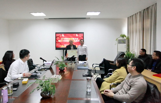 先進(jìn)集體.jpg 先進(jìn)集體.jpg