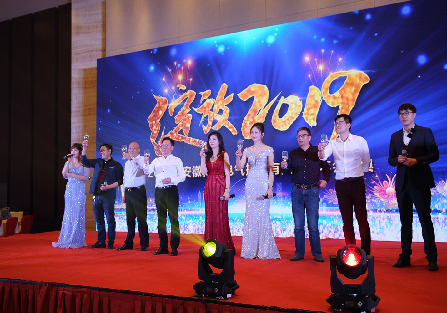 舉杯敬酒.jpg 舉杯敬酒.jpg