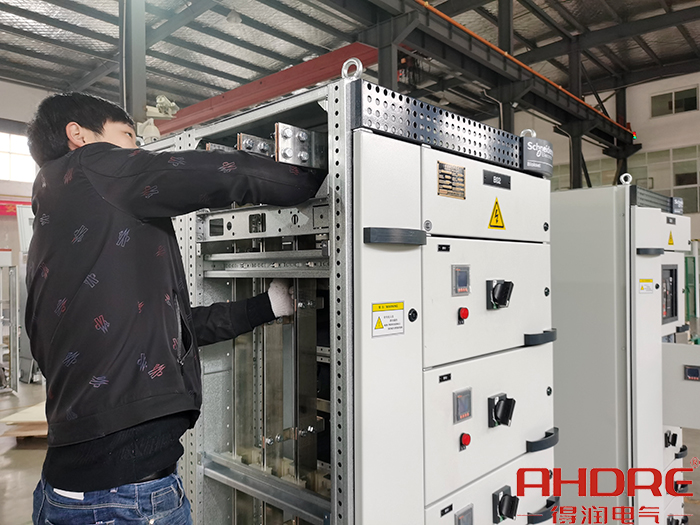 進(jìn)行Blokset低壓柜的裝配.jpg 進(jìn)行Blokset低壓柜的裝配.jpg