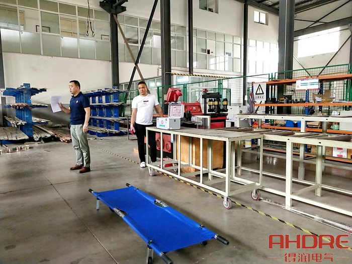 對使用救援工具的現(xiàn)場模擬.jpg 對使用救援工具的現(xiàn)場模擬.jpg