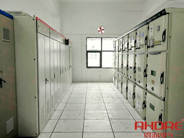 項目現(xiàn)場高低壓配電柜實物圖.jpg 項目現(xiàn)場高低壓配電柜實物圖.jpg