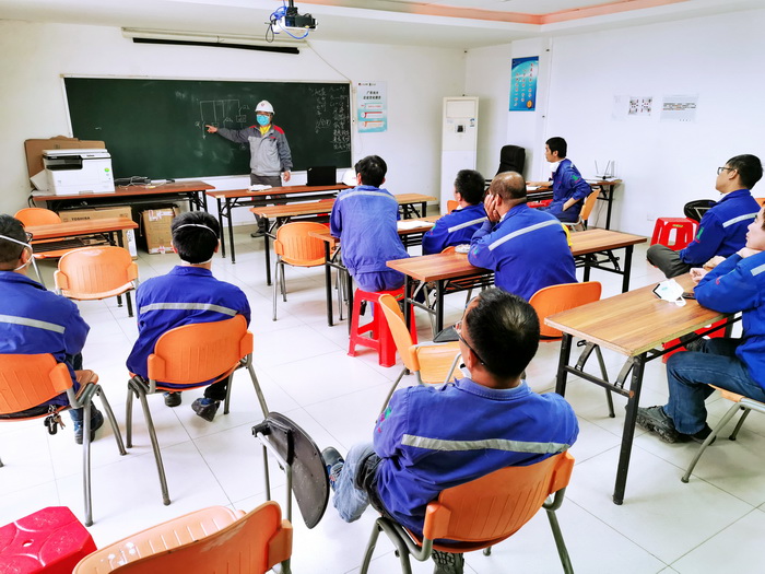 我公司工作人員進行現(xiàn)場指導(dǎo).jpg 我公司工作人員進行現(xiàn)場指導(dǎo).jpg