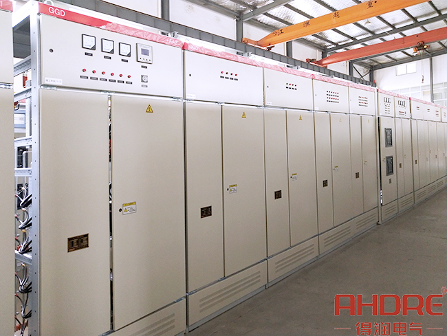 加納項(xiàng)目的GGD低壓配電柜實(shí)物圖1.jpg 加納項(xiàng)目的GGD低壓配電柜實(shí)物圖1.jpg